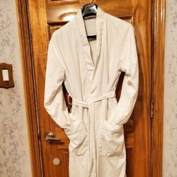 Four Seasons Spa Robes for Women and Men Luxury Plush Bathrobes Ehite XL

ELEGANT ROBES Affording a tailored fit with refined tonal piping, luxurious 