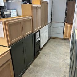 Kitchen Cabinets (READ DESCRIPTION)
