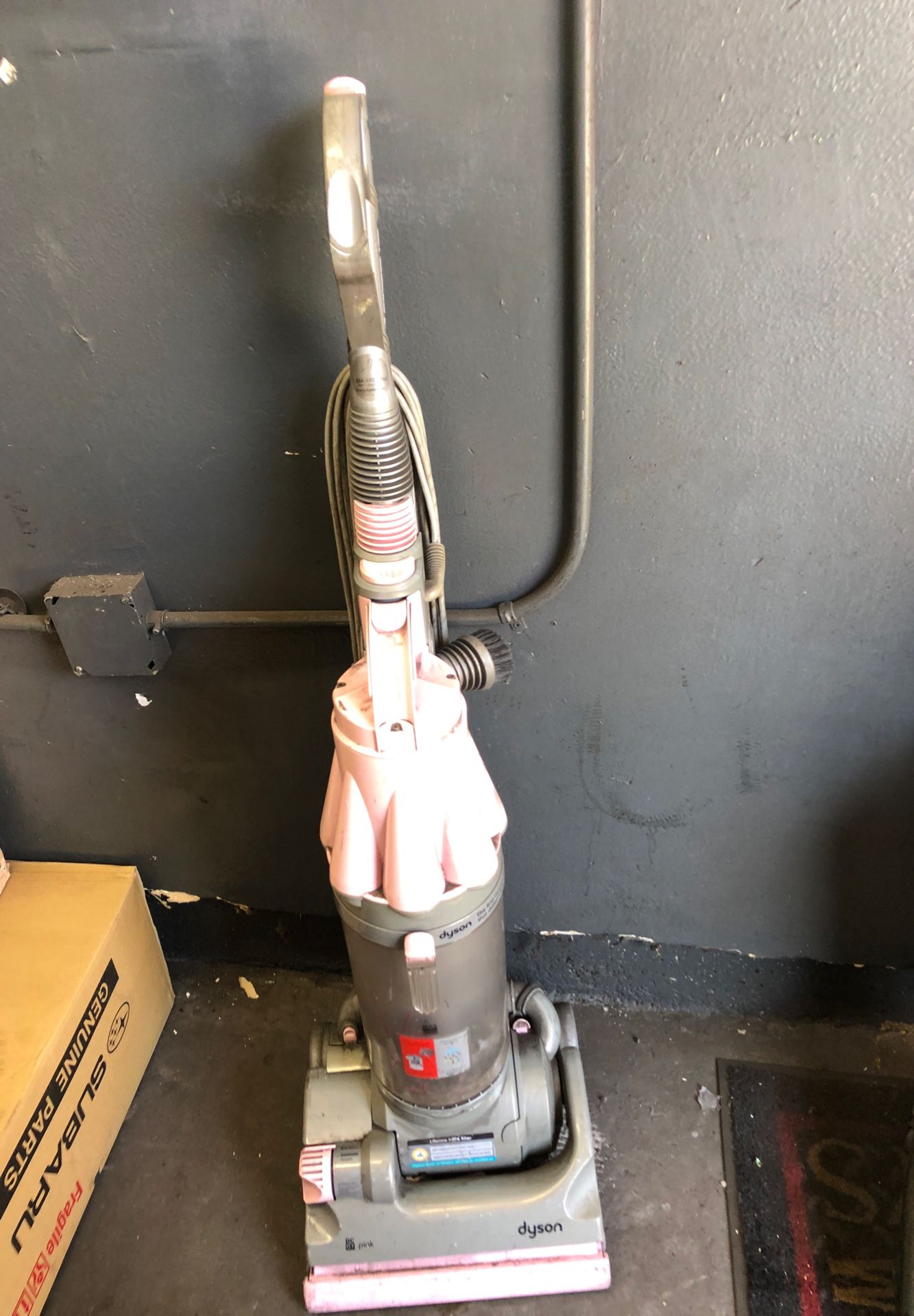 Dyson Pink vacuum needs new hose works in very good condition