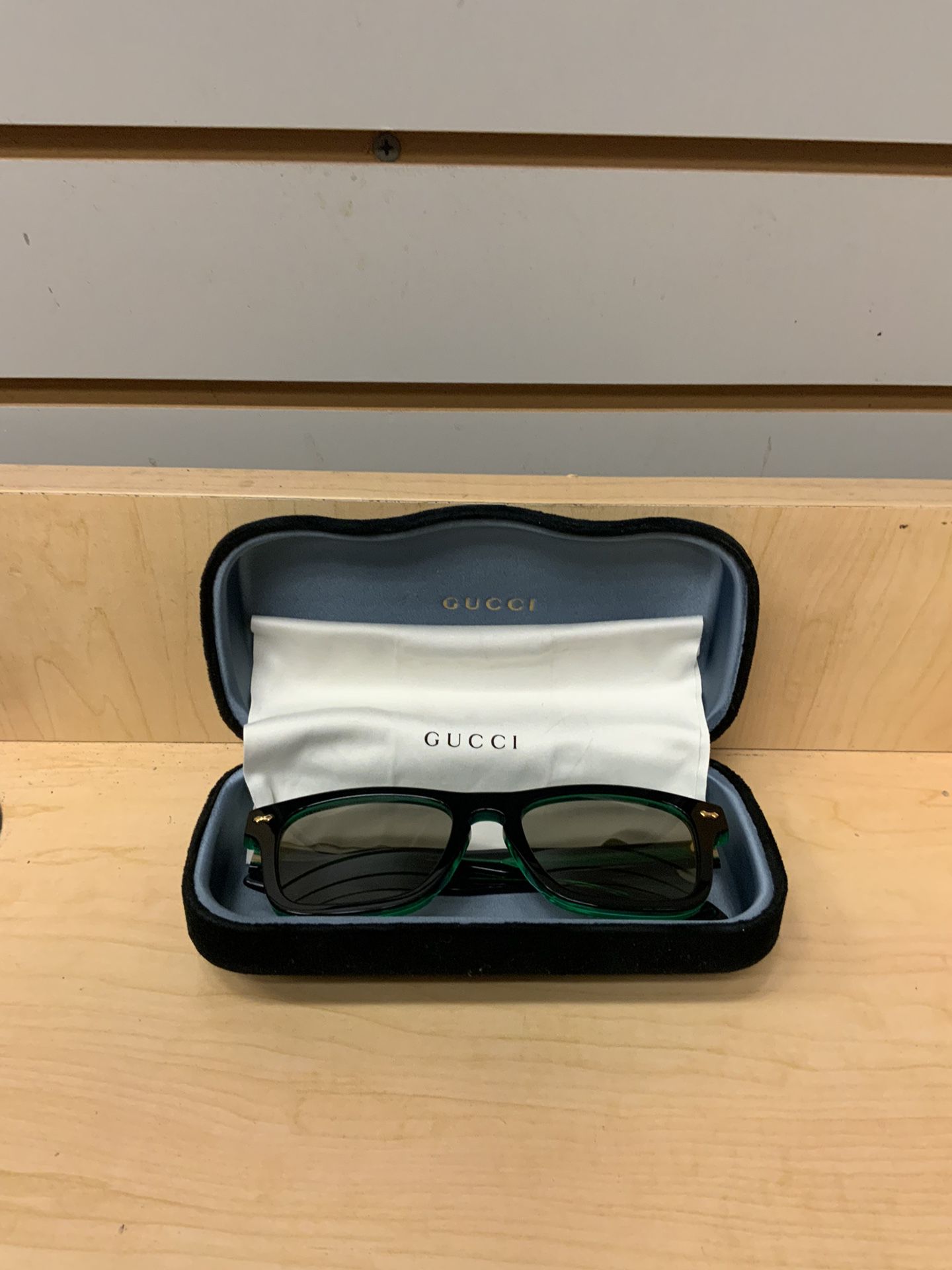 Gucci GG 0735S 001 Men's square rectangle Sunglasses Black / Green Made In Italy ( Case Included )