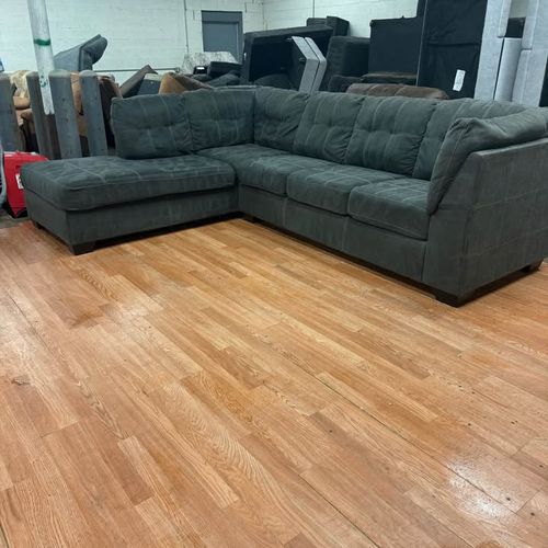 Gray L shape Ashley sectional
( FREE DELIVERY AVAILABLEđźš› )