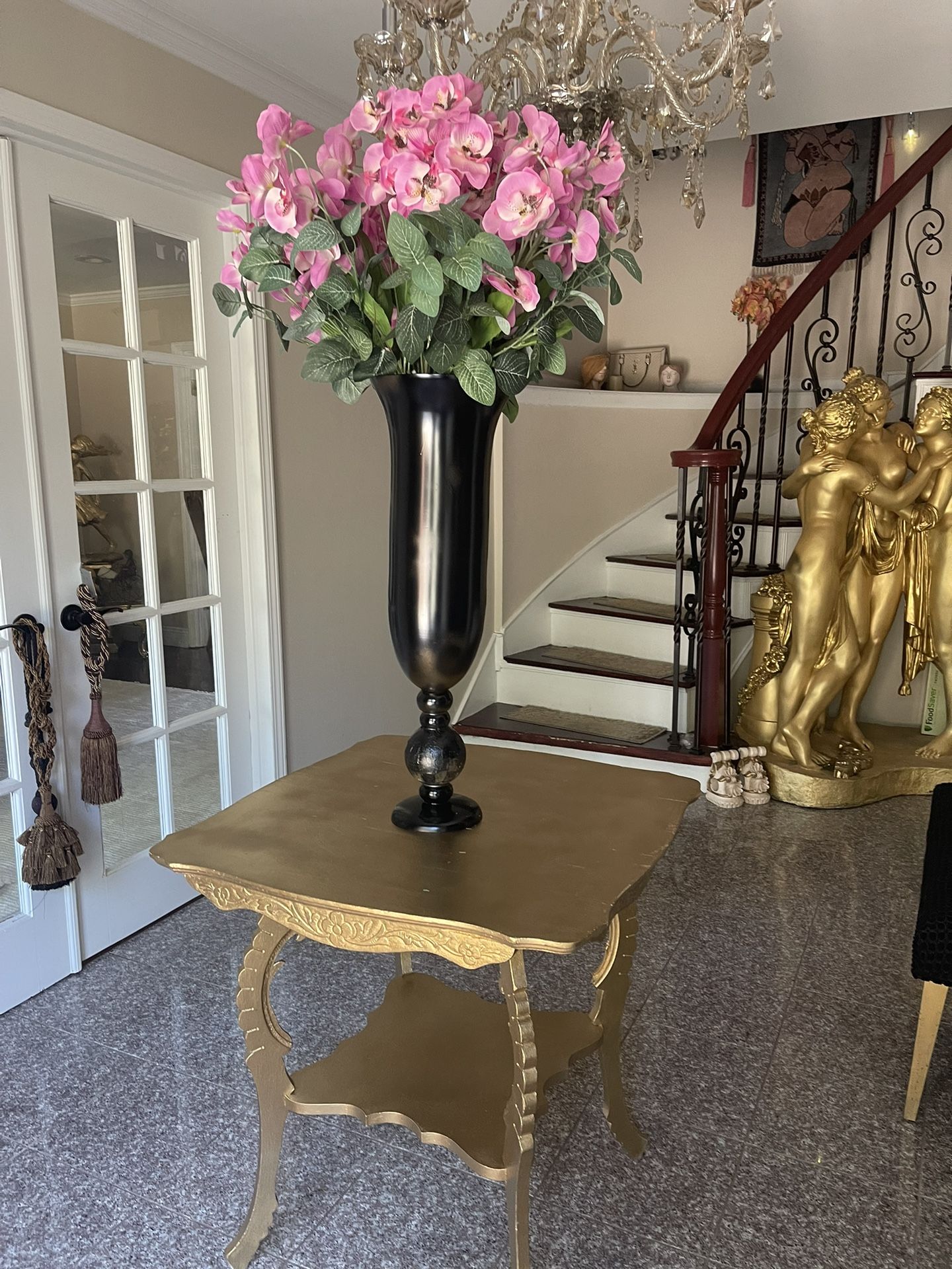Beautiful Gorgeous Decoration Table Include The Vase With The Flowers