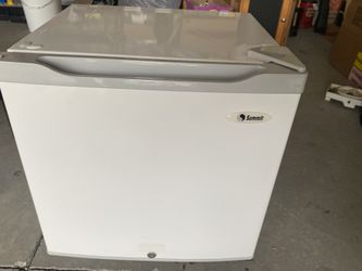 Summit Compact Mini Freezer – Works Great – Clean