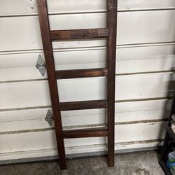 Picture/knick knack shelf