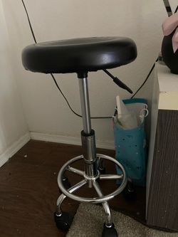 Wheelie stool