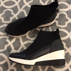 Brand New Michael Kor shoes Size 6.5, See All Pictures 