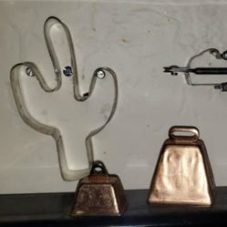 X2 VINTAGE COPPER METAL FARM FARMHOUSE BARN MILK COW BELL CACTUS COOKIE CUTTER ACCENT TABLE DECOR DISPLAY COLLECTABLES