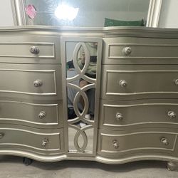 Used Luxury Dresser Set With Mirror Attachment 