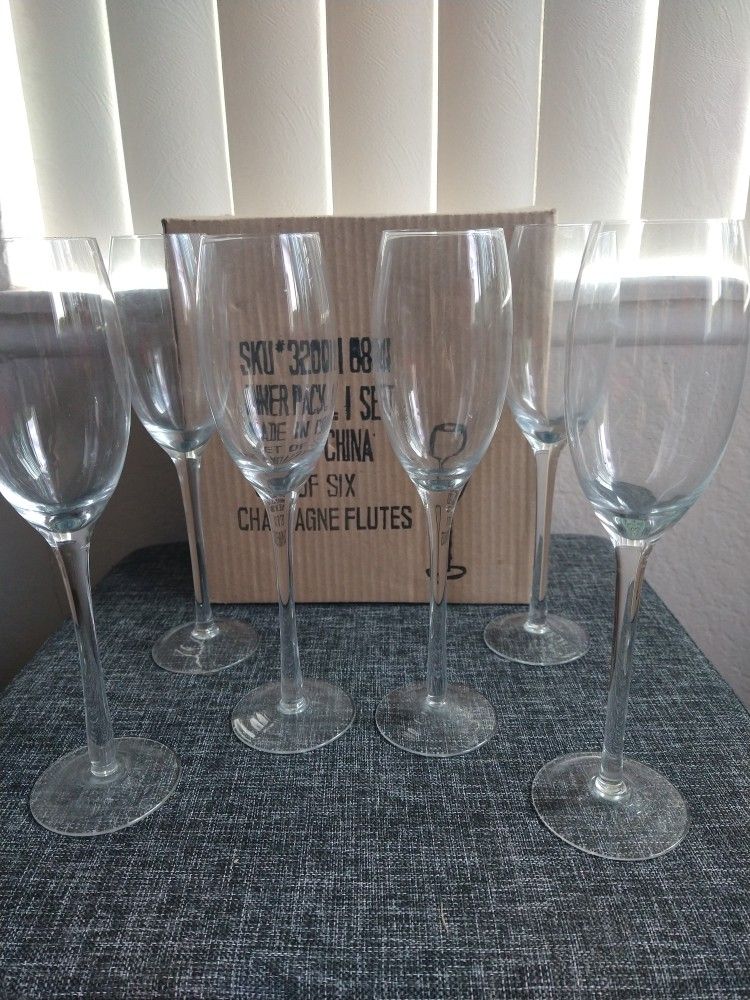 6 Champagne Glasses Flutes Like New