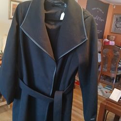 Winter blk coat. Too large.