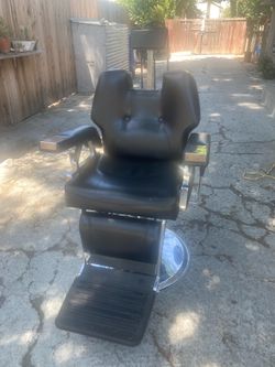 Like New Barber Chairs – Good Condition 4 Chairs Available