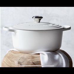 BRAND NEW LE CREUSET DUTCH OVEN!