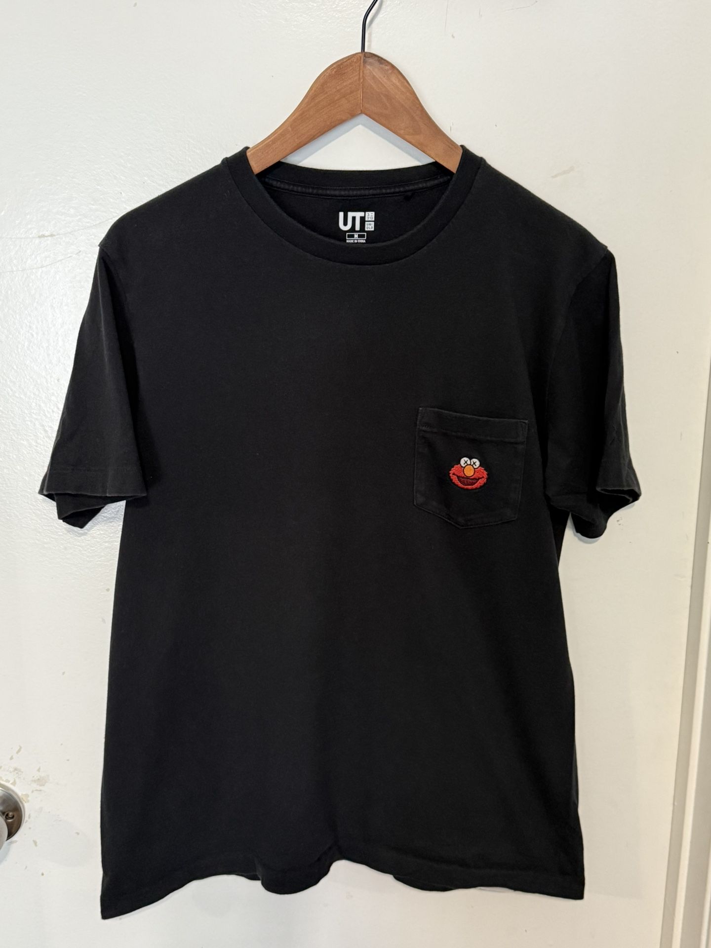 Men’s Uniqlo X Kaws X Sesame Street Elmo Pocket Tee Black size Medium (2018)