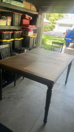 Counter Height Table with Leaf / 4x Chairs: can fit 6