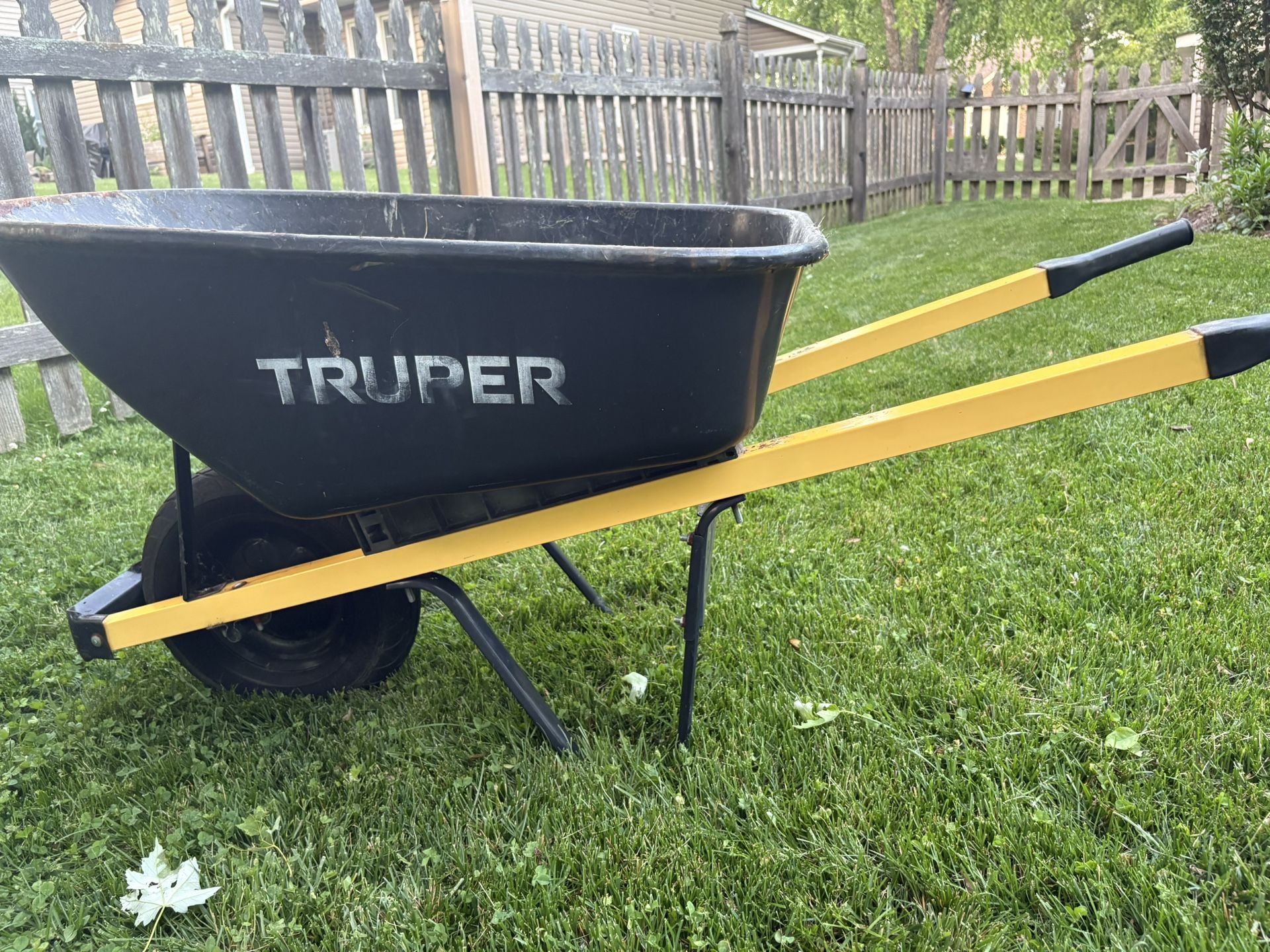 Truper 6 Cu. Ft Steel Tray Wheelbarrow