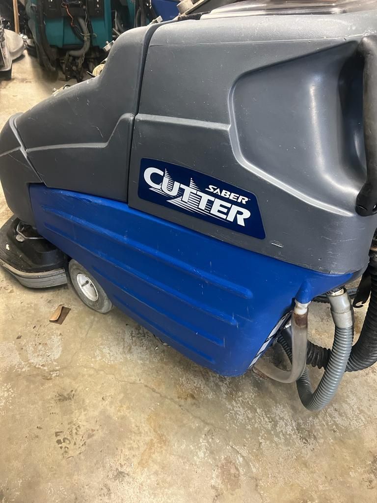 Windsor Saber Cutter Floor Scrubber 32”