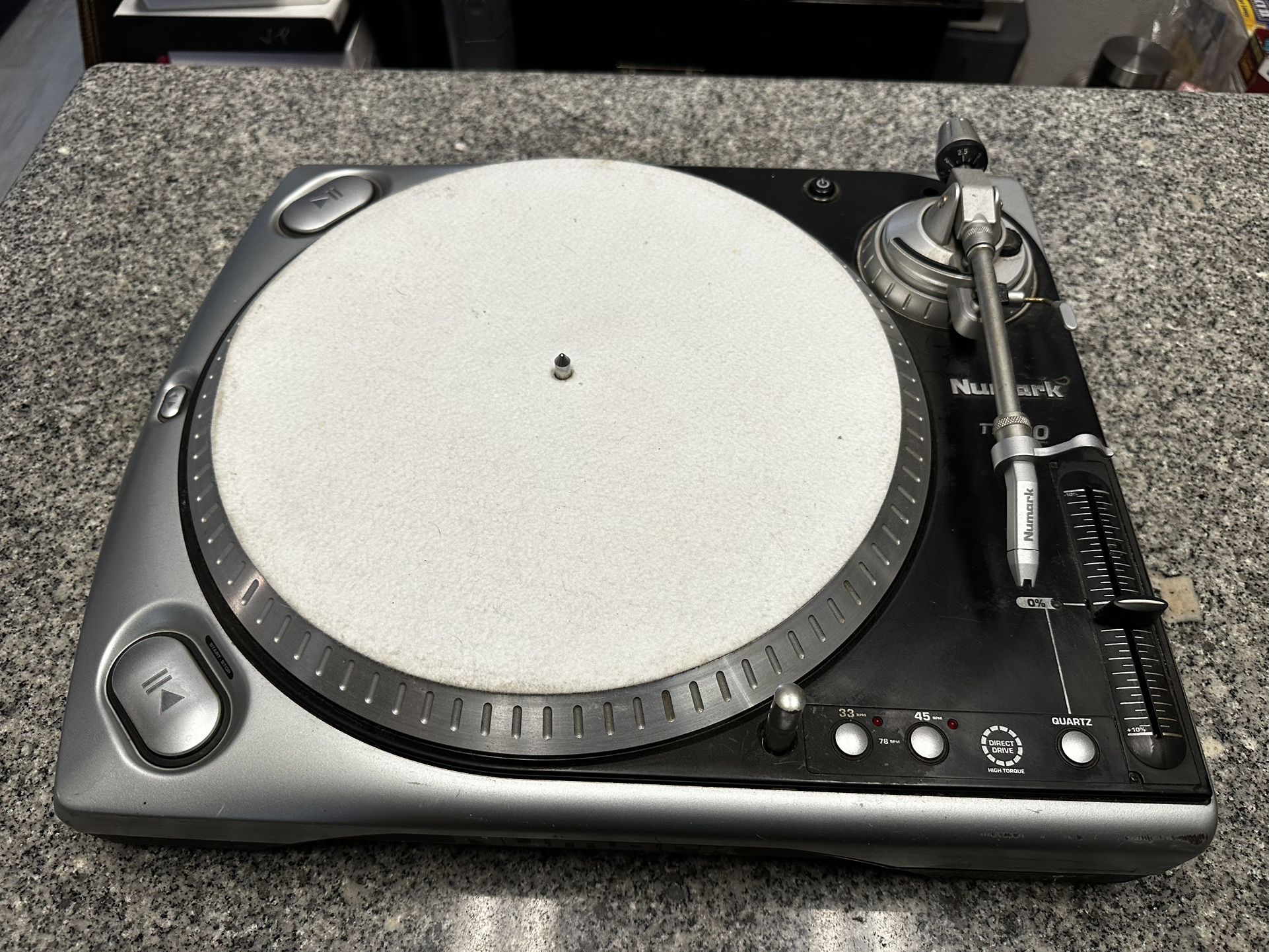 Numark Turntable TT200
