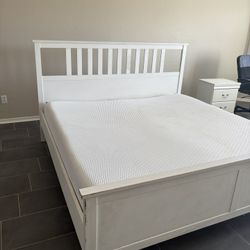 White Wooden Bedroom Set With King Mattress Needs Tlc 