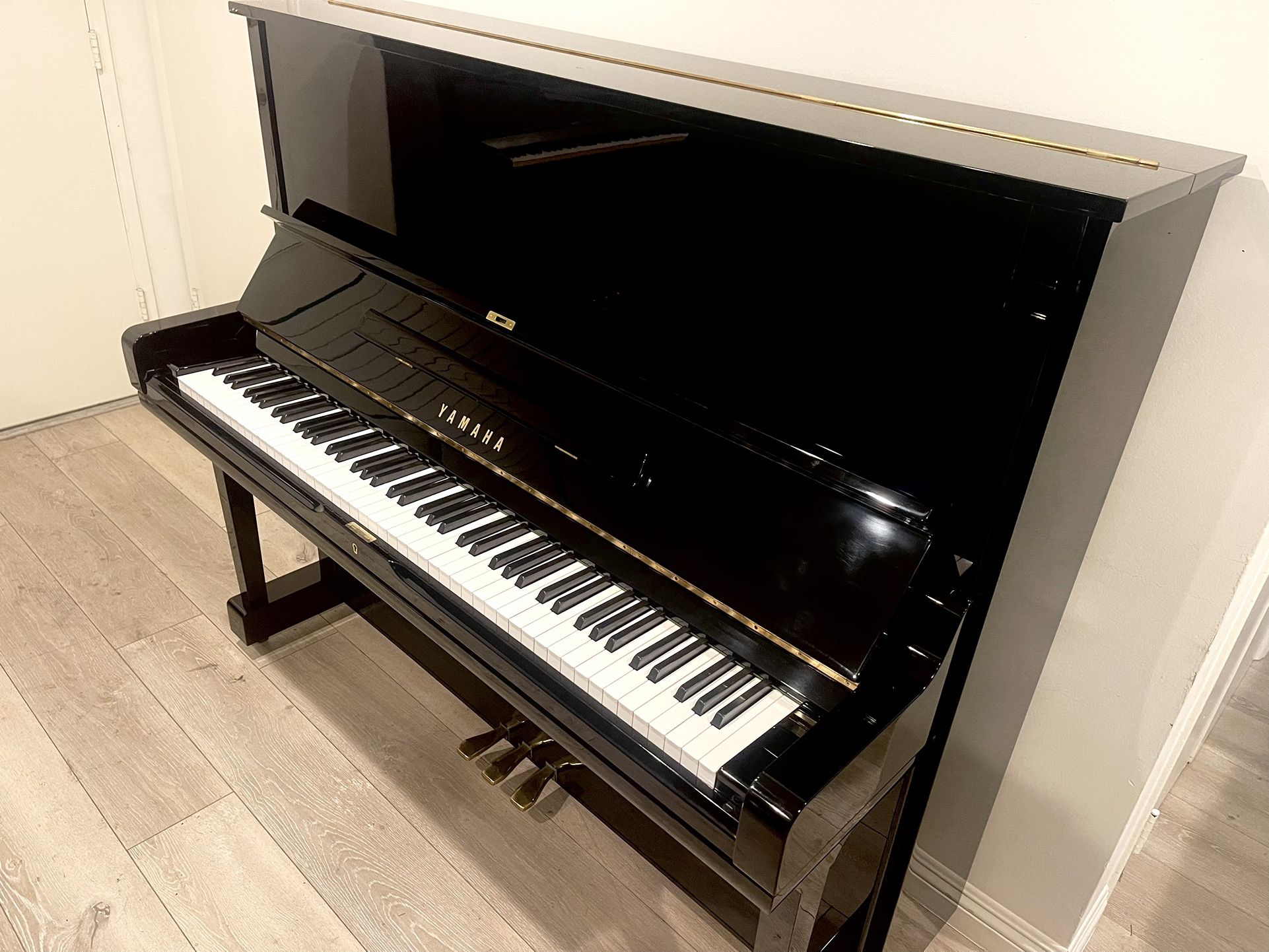Like New Condition Yamaha U3 Upright Piano Will Deliver And Tuning