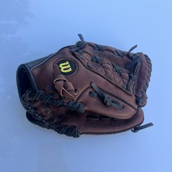 Wilson A450 right handed glove youth T-ball 11” 