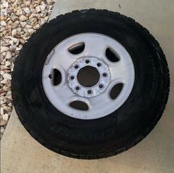 (ONE) CHEVY 8 LUG WHEEL/RIM, LT 245 75 16 TIRE