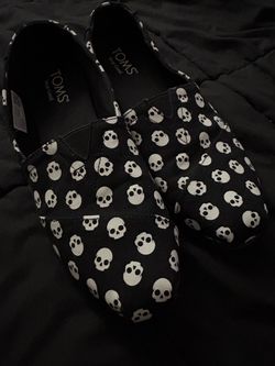 Black TOMS with skulls on them (glow in the dark!)