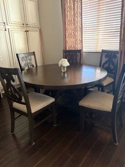 Round dinning table