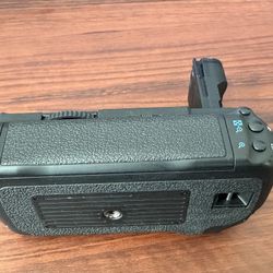Canon BG-E7 Battery Grip for 7D w/battery magazine