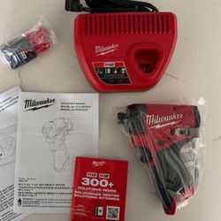 Milwaukee New Kit 1/4” Impact Fuel M12 , Battery And Charger 