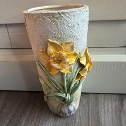 10” Daffodil Vase