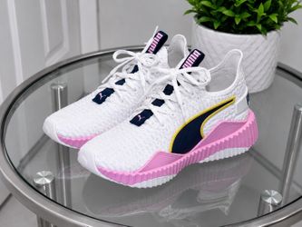WOMAN PUMA SNEAKERS SIZE 9