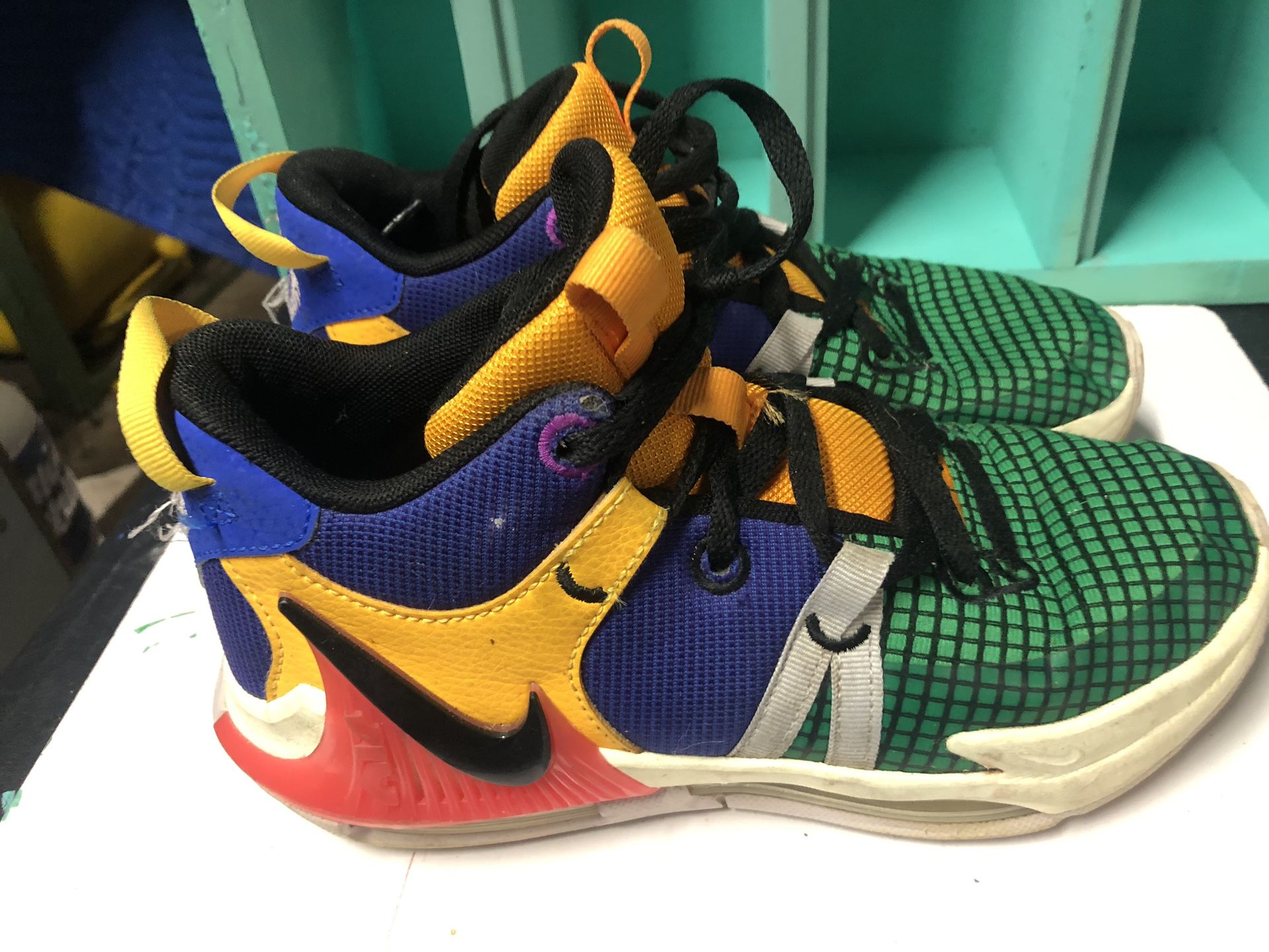 Nike Lebron Witness Kids Size 4 Shoes EUC