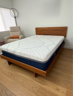 Room & Board Queen Anton Bed - excellent condition