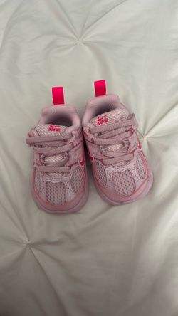 Nike infant pink shoes