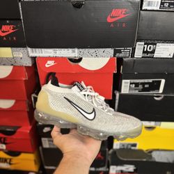 Nike Air VaporMax 2021 FK White Black Metallic Silver size 9 VNDS