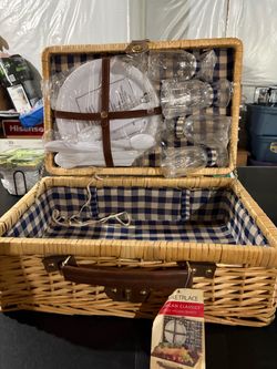 American Classics Willow 21 piece Picnic Basket Set