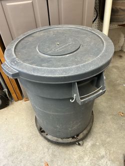 Rolling 20 gallon Rubbermaid barrel