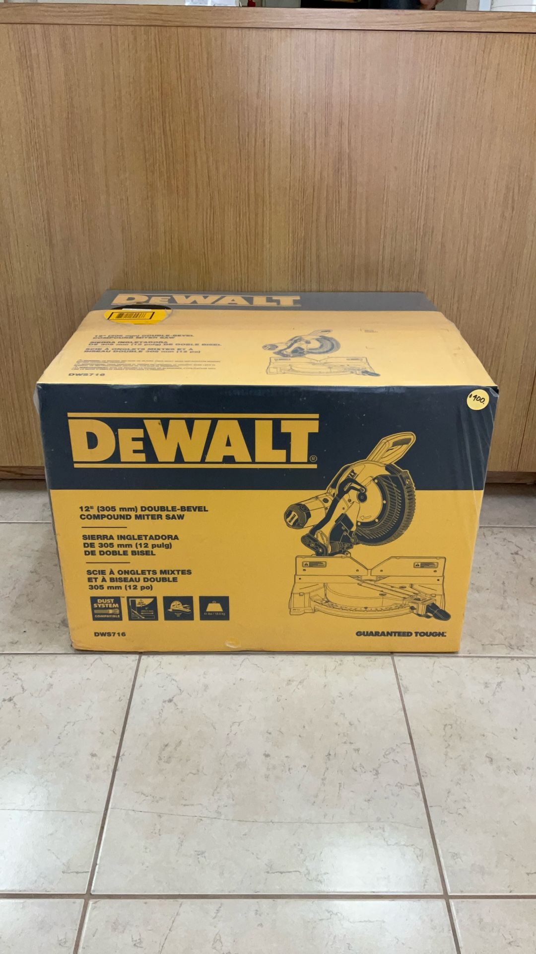 DEWALT DWS716 12” DOUBLE BEVEL COMPOUND MITER SAW.