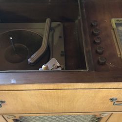 Retro Majestic phonograph/radio cabinet