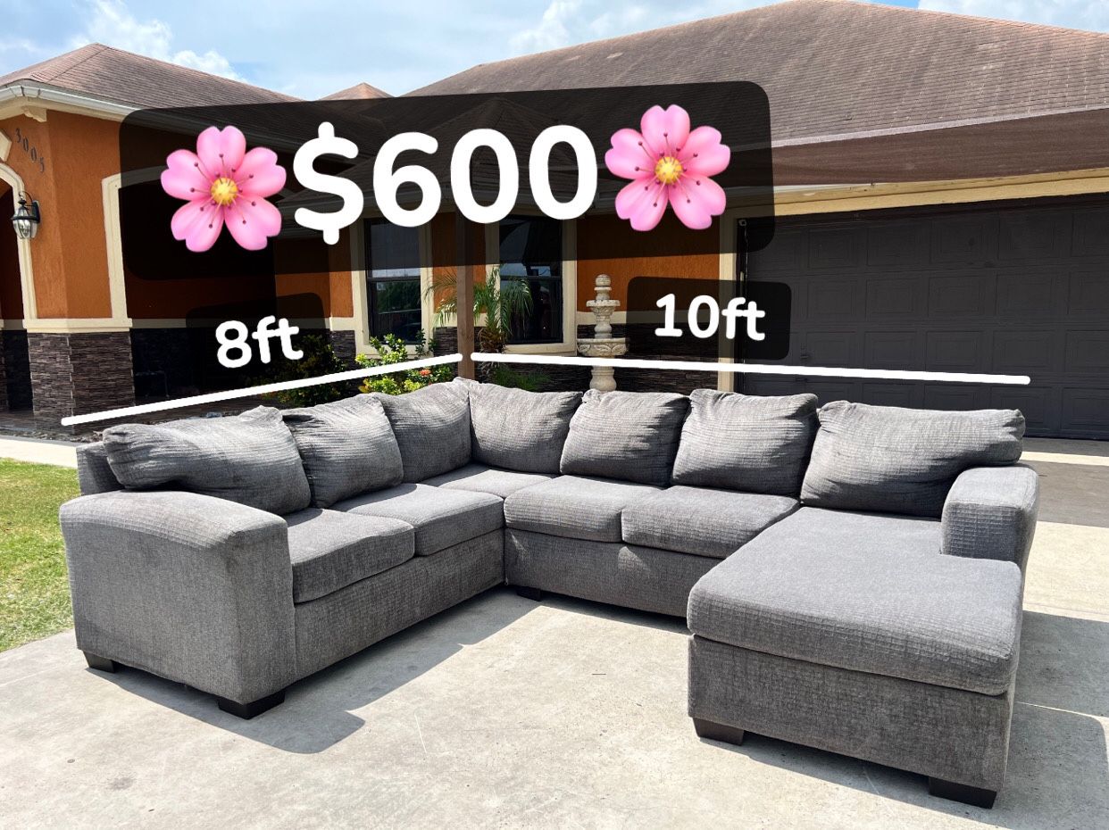 🎉🪨🩶🌸$600, obo 2 Piece grey Sectional with reserveable layrest chase 🌸🩶🪨🎉 Good conditions, soft ,& very comfortable 🙏Has couple of corner ri