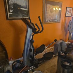 True Fitness Elliptical Trainer Machine Z5 Multiple Programs Ergonomic Smooth Motion Home Cardio Workput Machine