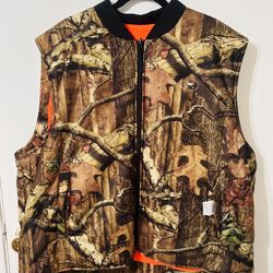 RedHead camouflage hunting vest in great condition. Reversible design with blaze orange interior for safety and visibility.