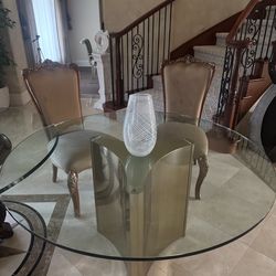 Title Table Dinning table . BERNHARDT Abbott Dining