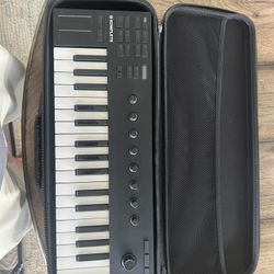 Komplete Kontrol M32 MIDI Keyboard
