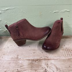 Teva Booties Size 8.5 Leather Water Resistant 