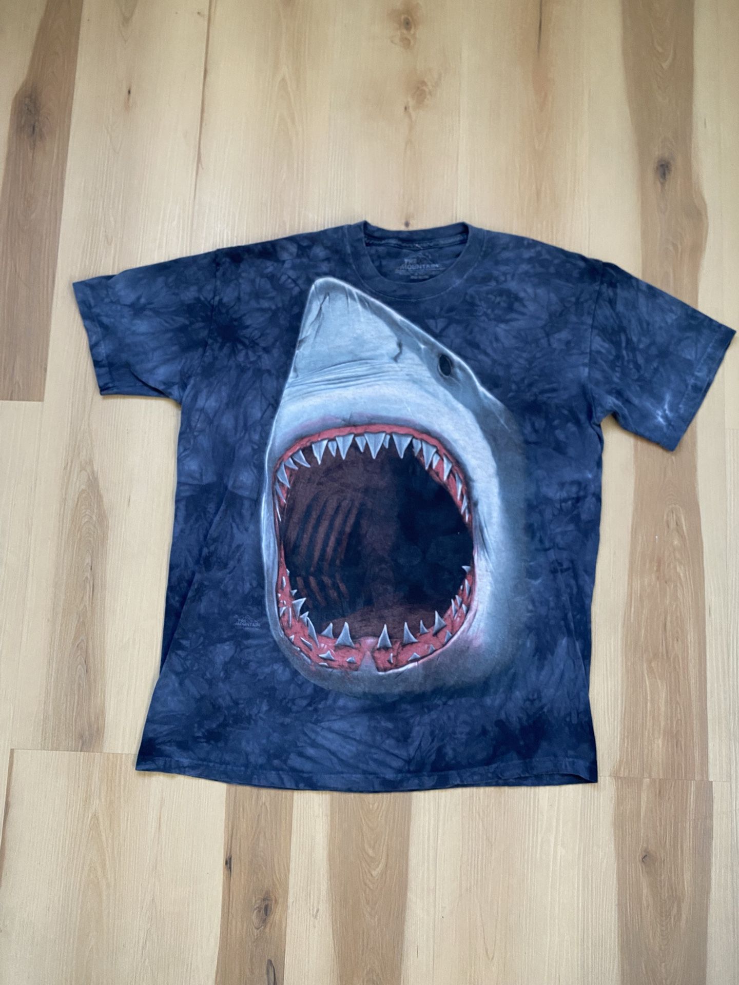 Navy tie dye the mountain great white shark tee size L