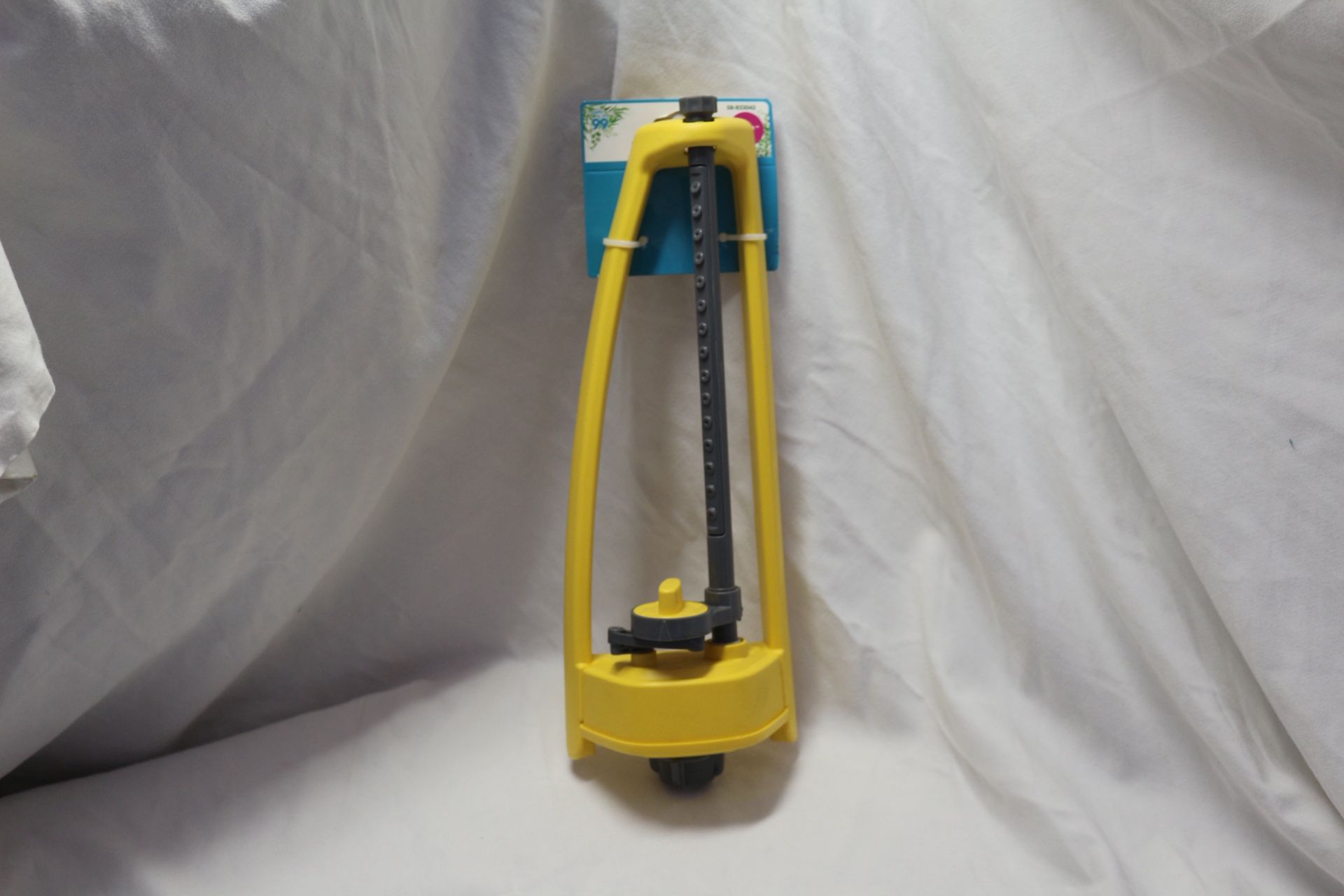 Oscillating Lawn Sprinkler Adjustable Water Coverage with Durable Plastic Base Like New