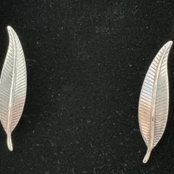 Vintage JewelArt Co. Sterling Silver Bird Feather Screw Back Earrings - Southwestern Style  In good condition  Approx 2”