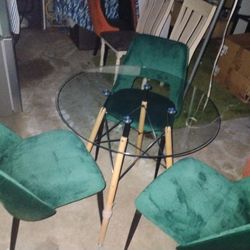 NEW SMALL TABLE GRREN COLOR. PRACTICALLY NEW FUTTON SAME COLOR GREEN 