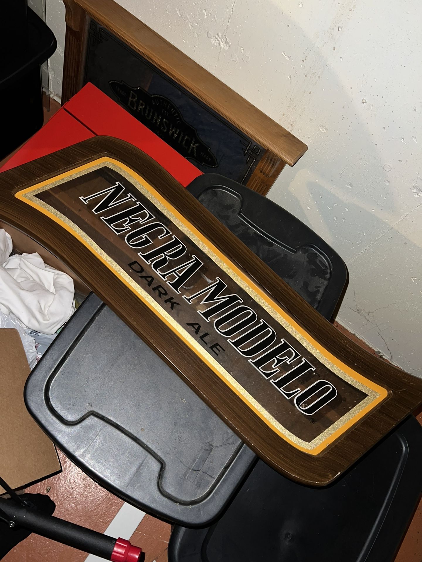 Modelo Negra Sign